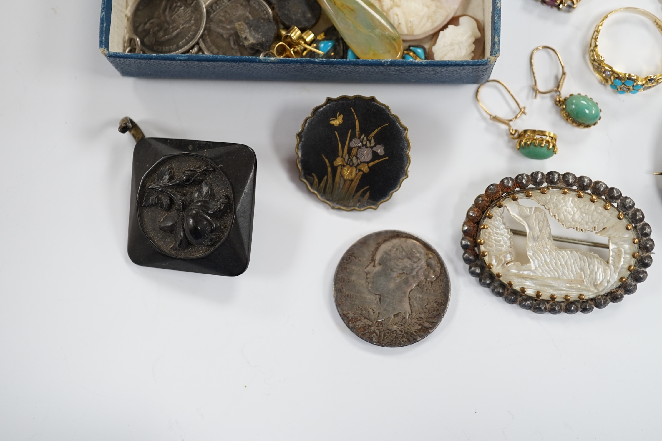 A quantity of assorted jewellery, including garner bead necklace(a.f.), unmounted stones including agate, key charms with letters, cultured pearl necklace and a yellow metal, turquoise and seed pearl set ring, etc.